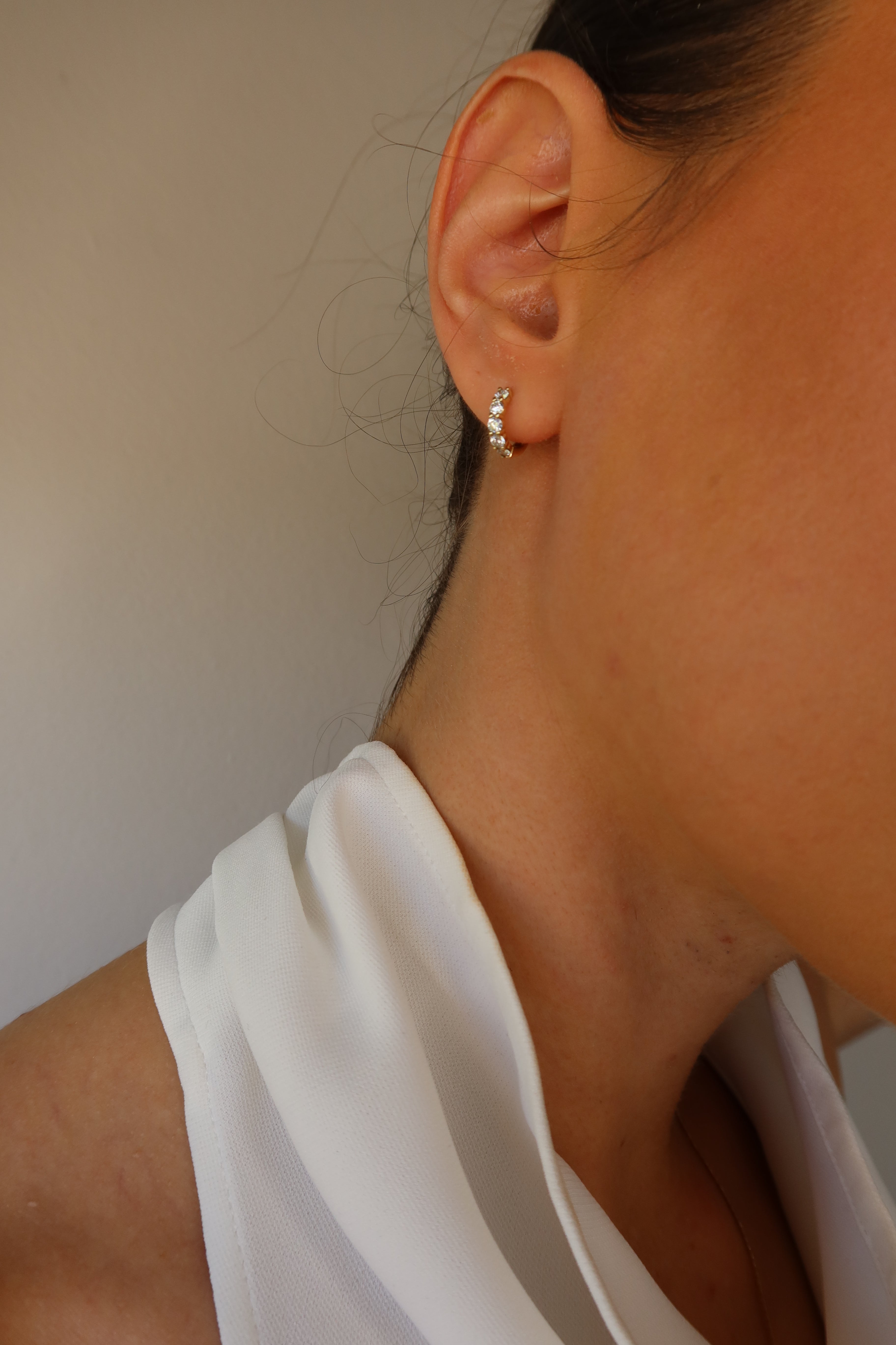 xlab diamond huggie earrings in 10 karat yellow gold