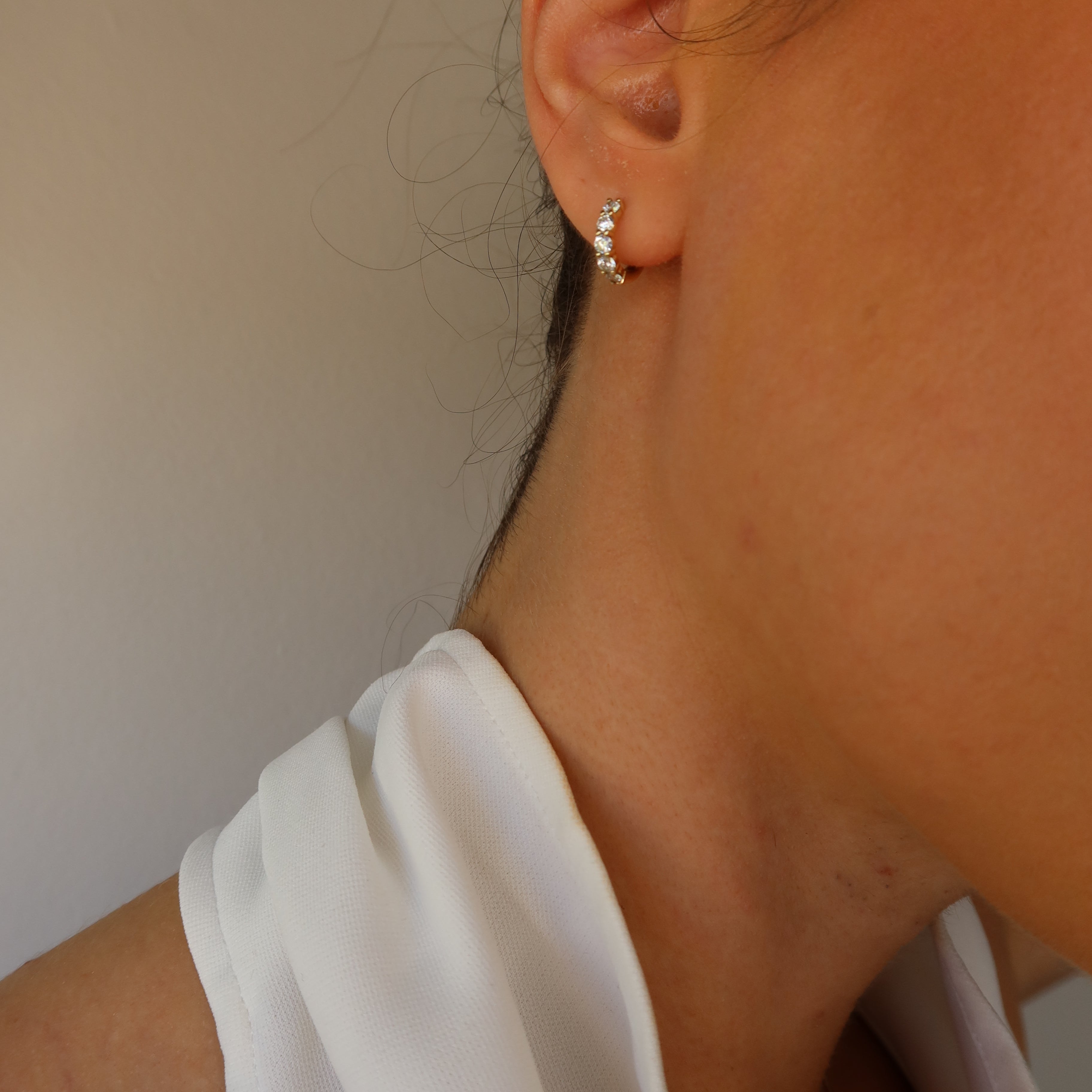 xlab diamond huggie earrings in 10 karat yellow gold